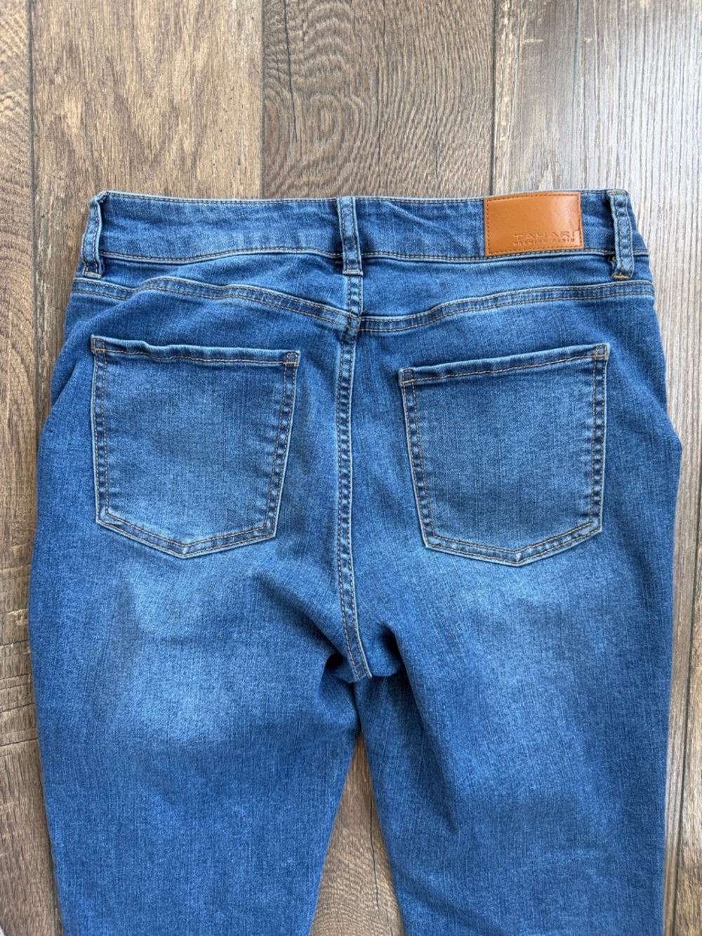 Tahari Soho Ankle Jeans Size 8 - Picture 3 of 5